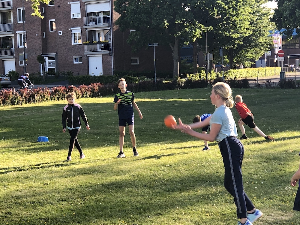 Boo werpt de bal naar...?